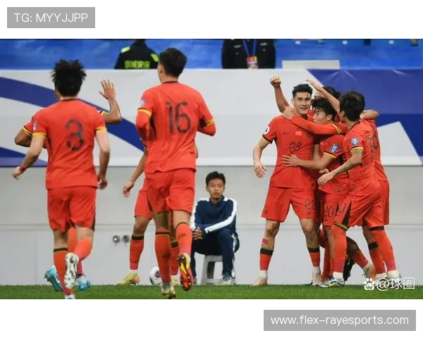 青春与魅力并存的足球场上 她是最耀眼的明星 青春与魅力并存的足球场上 她是最耀眼的明星